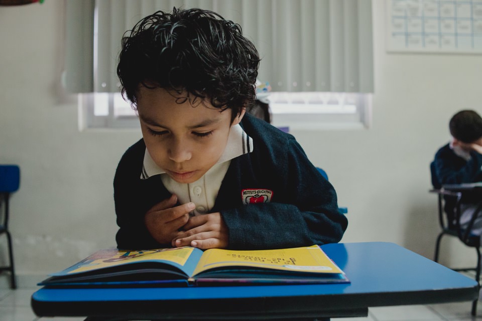 niño leyendo