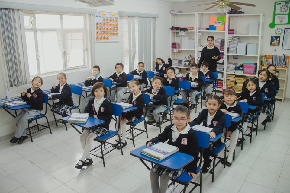 niños en clase